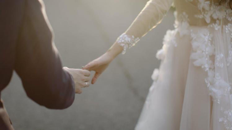 Bruid zegt huwelijk af wanneer ze DIT geheim tussen haar verloofde en haar moeder ontdekt